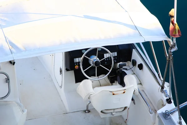 Руль и рулевое управление современной белой яхтой — стоковое фото