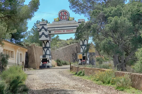 Entrada a la batería costera abandonada zona militar "Cenizas " —  Fotos de Stock