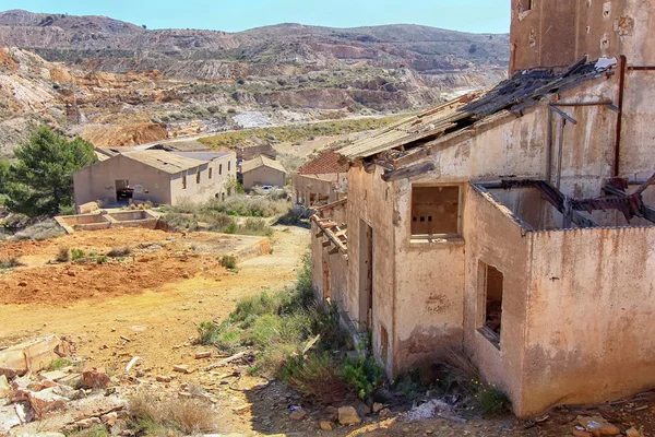 Vieja aldea destruida en ruinas y abandonada por las bombas de la guerra — Stockfoto