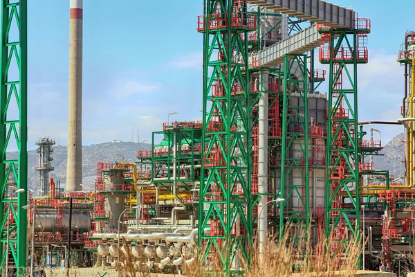 Pijpen van duizend kleuren in een moderne olieraffinaderij — Stockfoto