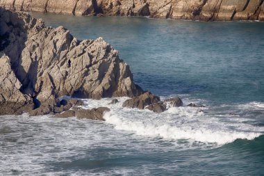 mavi deniz ve güzel kayalıklarla, kıyı yatay