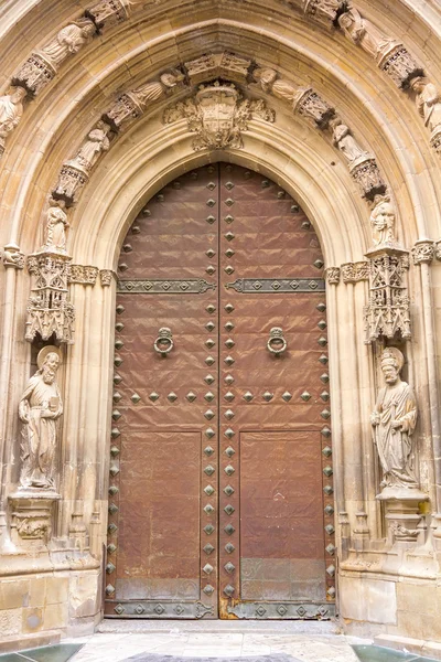 Старая деревянная дверь с железными орнаментами — стоковое фото