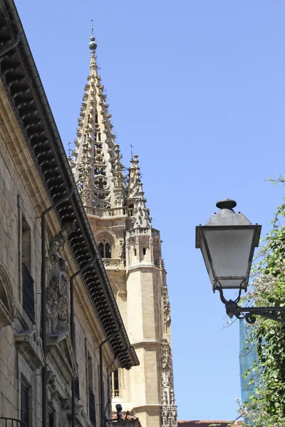 Gamla stenhus i gamla stan i oviedo, Spanien — Stockfoto