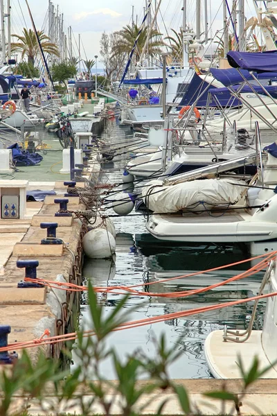 Moderne jachthaven gevuld met zeilboten gedokt — Stockfoto