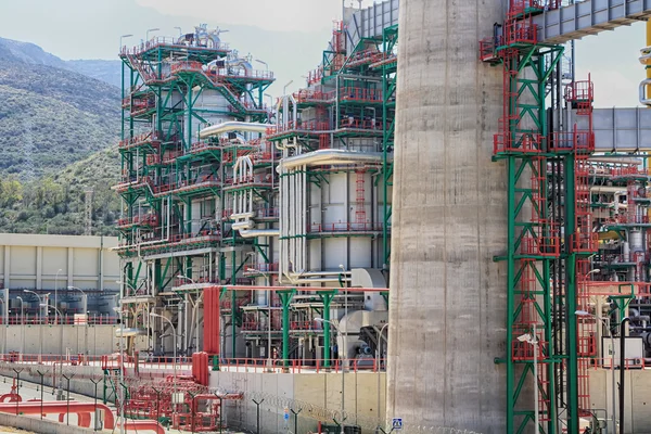Binlerce renk bir modern petrol rafinerisi boru — Stok fotoğraf