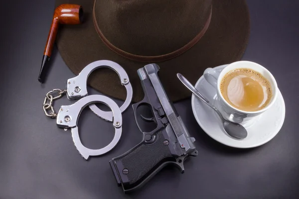 Detective de café, pistola de cachimbo e algemas — Fotografia de Stock