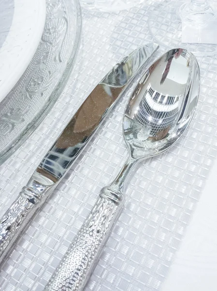明るいナイフと高級銀のスプーン — ストック写真