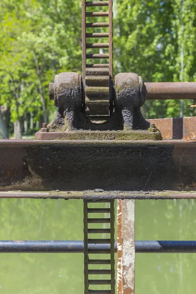 Alte rostige Zahnräder eines regulatorischen Tores — Stockfoto