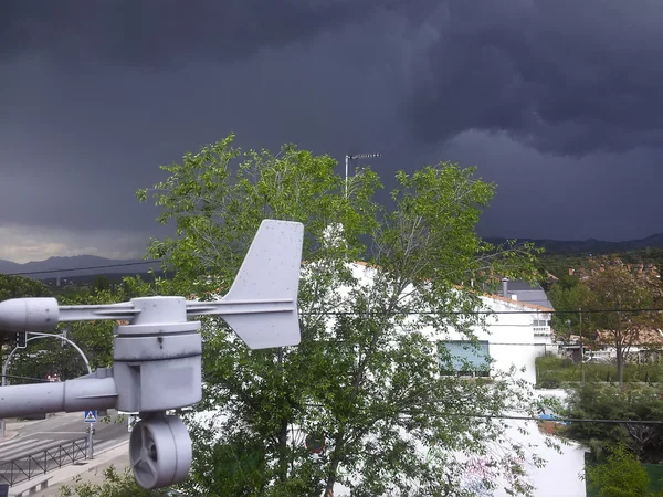 Pequeña estación meteorológica en casa en una tormenta — Foto de Stock