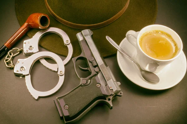 Detective de café, pistola de cachimbo e algemas — Fotografia de Stock