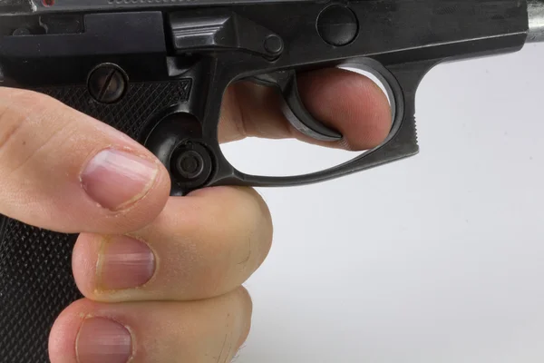 Halvautomatisk pistol i en hand med vit bakgrund — Stockfoto