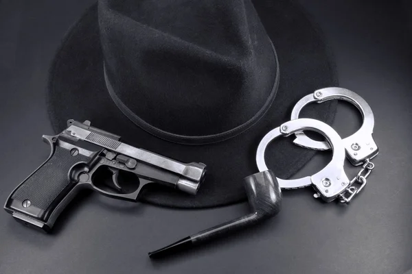 Equipo de detectives, pistola semiautomática esposas sombrero y pipa — Foto de Stock