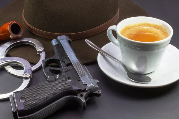 Кофе детектив, шляпа труба пистолет и наручники — стоковое фото