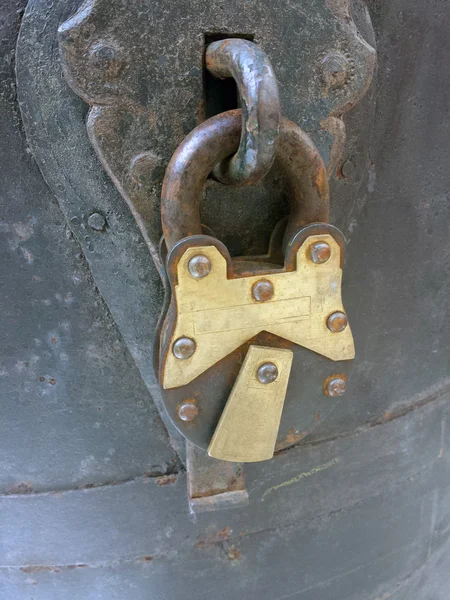 Old closed padlock iron Bauls — Stock Photo, Image