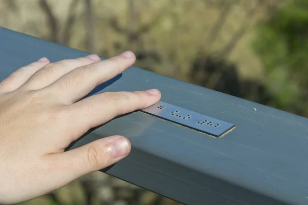 Giovane mano lettura braille scrittura — Foto Stock