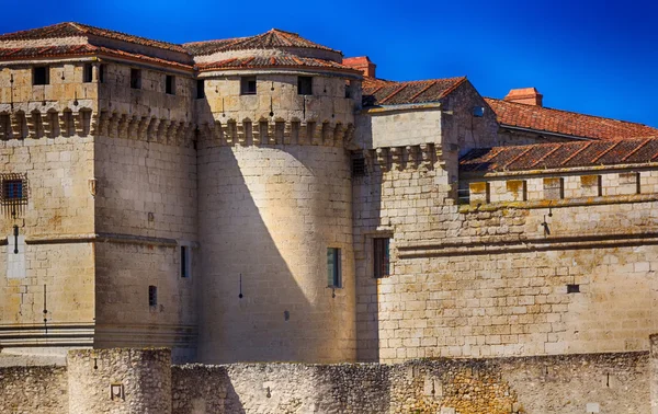 Celebridades grande castelo da cidade de Cuellar, Espanha — Fotografia de Stock