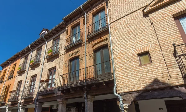 Typowy dom w zabytkowym mieście Alcalá de henares, Hiszpania — Zdjęcie stockowe