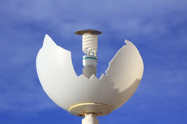 Bryts av vandalism lampa med energibesparande lampa — Stockfoto