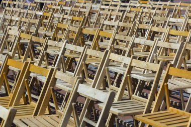 arka plan ile kaplı birçok ahşap sandalye