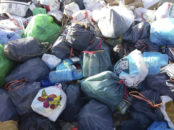 MADRID, ESPANHA - 20 de maio: montanhas de sacos para a coleta de — Fotografia de Stock