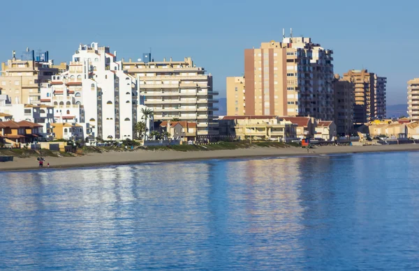 Binalar ile deniz ve plaja La Manga, Murcia, İspanya — Stok fotoğraf