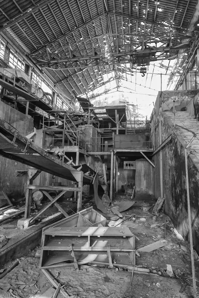 Maquinaria destruída numa mina de carvão abandonada após a guerra — Fotografia de Stock