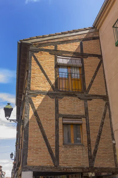 Fenster im alten Haus mit Holzbalken und Ziegeln — Stockfoto