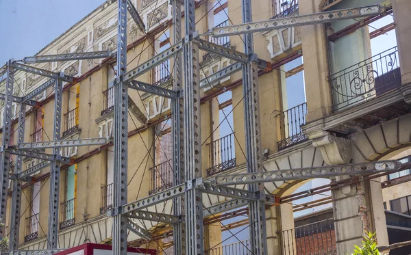 Fachada del antiguo edificio en remodelación, conservando exterior — Foto de Stock