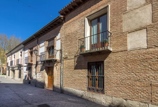 典型的房子在历史城镇的阿尔卡拉德埃纳雷斯，西班牙 — 图库照片
