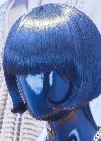 Абстрактная синяя кукла и парик — стоковое фото