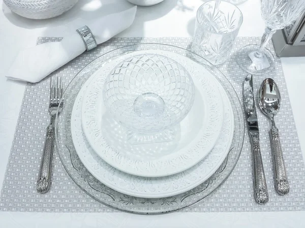 闪亮的银餐具和陶器豪华 — 图库照片