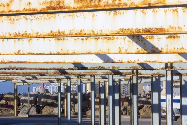 Velha estrutura de ferro enferrujado para um estacionamento abandonado — Fotografia de Stock