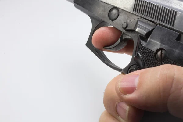 Félautomata pisztoly a kezében a fehér háttér — Stock Fotó