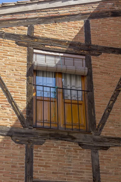 Fenêtre dans vieille maison avec poutres en bois et briques — Photo