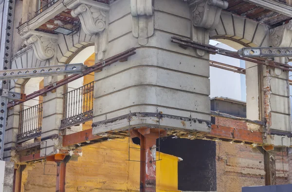 Fachada del antiguo edificio en remodelación, conservando exterior — Foto de Stock