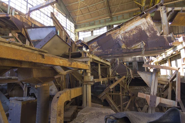 Machinery destroyed in a coal mine abandoned after the war — Stock Photo, Image