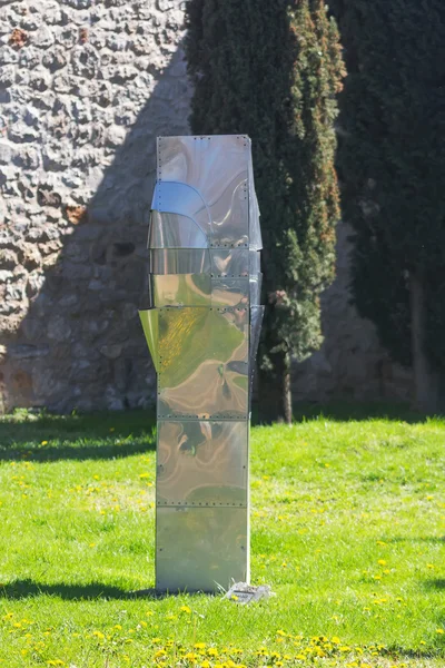 Escultura abstrata em aço com belas reflexões — Fotografia de Stock