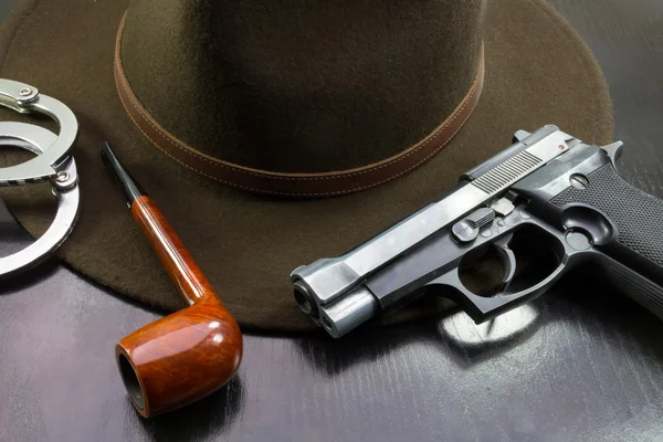 Equipo de detectives, pistola semiautomática esposas sombrero y pipa — Foto de Stock