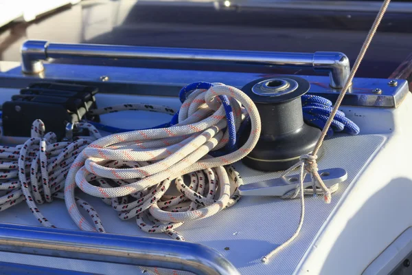Várias cordas para usar em um veleiro — Fotografia de Stock