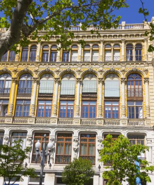 Güzel eski yüksek bina cephe ve büyük pencereler dekore edilmiştir