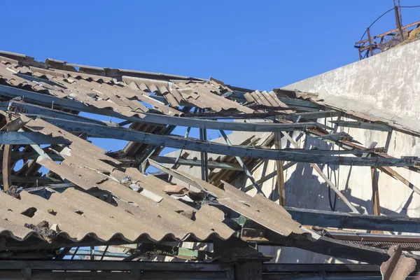 一个废弃的老工业的屋顶被破坏和摧毁 — 图库照片
