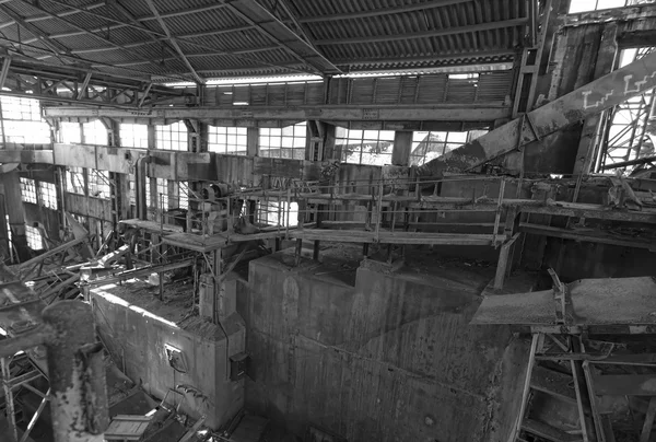 Machinery destroyed in a coal mine abandoned after the war — Stock Photo, Image