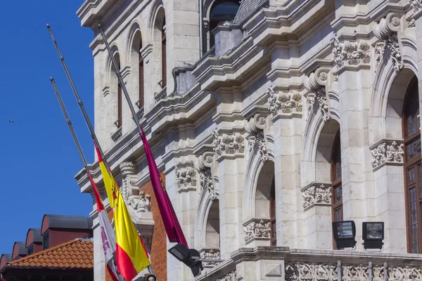 Dettagli di colonne intagliate e porta di un vecchio edificio — Foto Stock