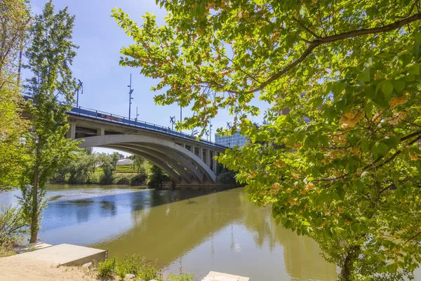 Rio Pisuerga passando pela cidade de Valladolid, Espanha — Fotografia de Stock