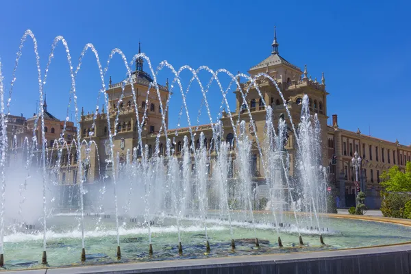Moderna fontänen på torget zorrilla i valladolid, Spanien — Stockfoto