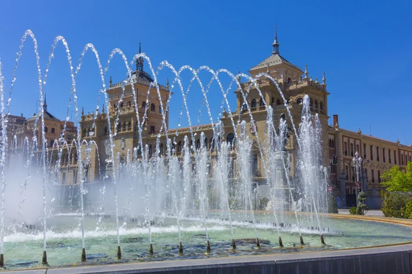 Fonte moderna na praça Zorrilla em Valladolid, Espanha — Fotografia de Stock