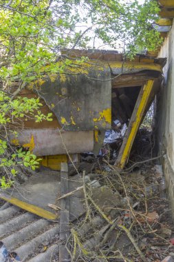 eski evleri yıkılan ve varsayılan olarak harabeye