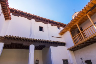 İspanyol güzel eski bina beyaz duvarlar ve ahşap decki