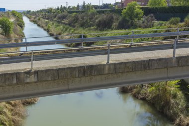 Kanalın üzerinde küçük bir köprü