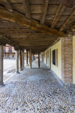 arev içinde evler ahşap destekleyen tipik taş sütunlar ve tuğla